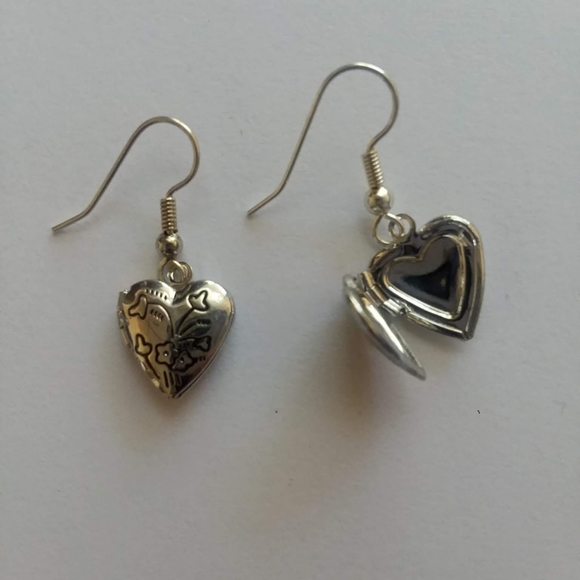 Earrings | Locket Hearts in Silver - Picture 5 of 8